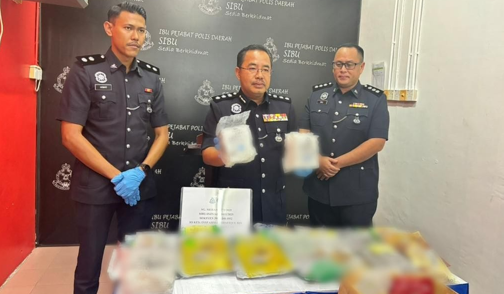 Ketua Polis Daerah Sibu, ACP Zulkipli Suhaili menunjukkan dadah yang dirampas dalam operasi pada Rabu lalu